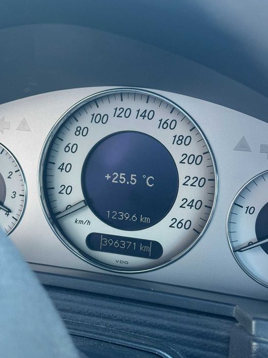 Лек автомобил Mercedes E-220