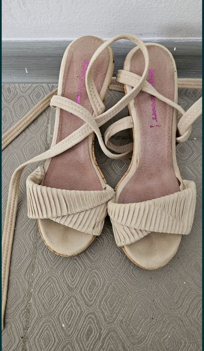 Летняя обувь на танкетке