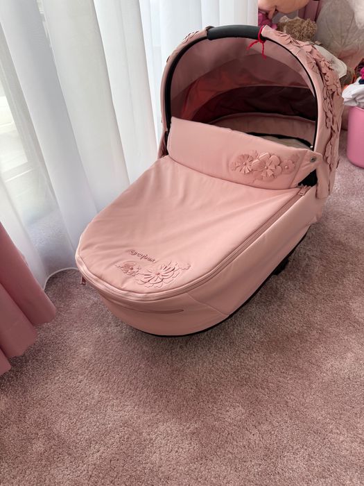 Комплект кош за новородено и столче за кола