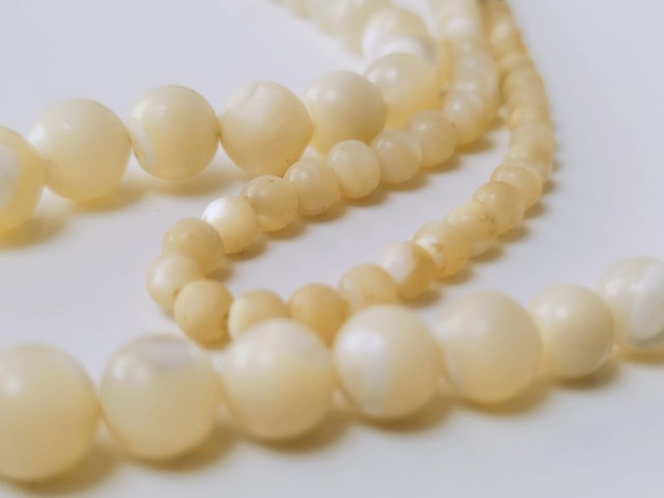 Vechi colier, anii 1920-'30, cu margele din sidef