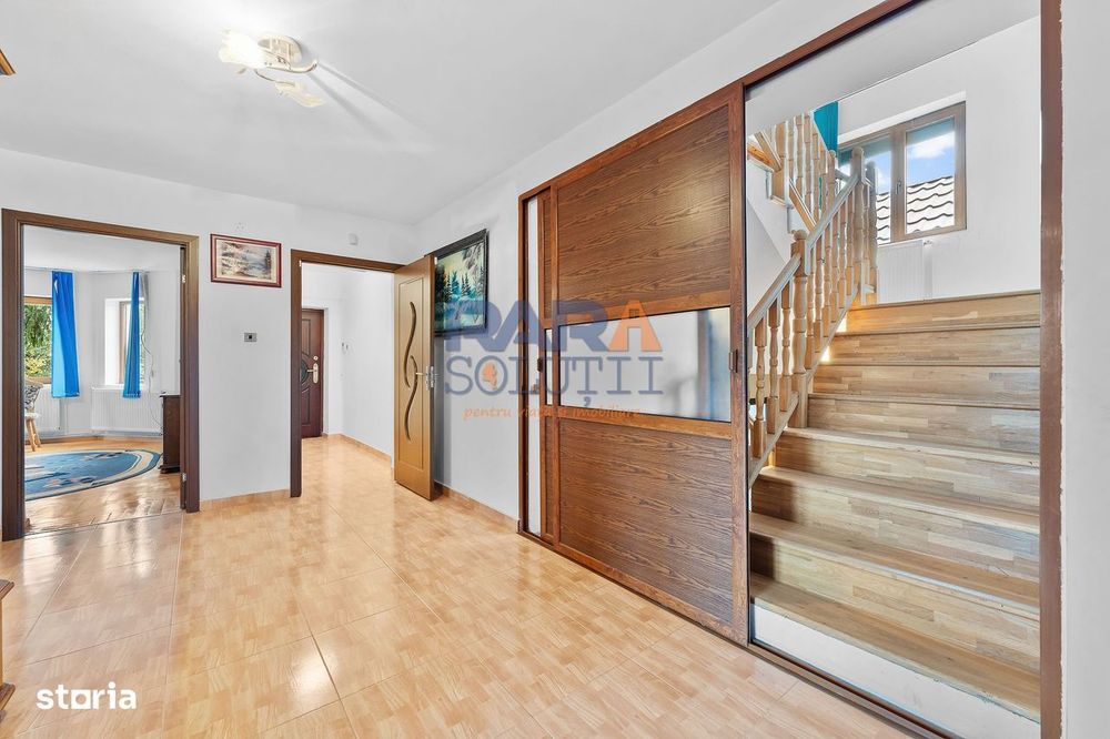 Vilă cu 6 dormitoare, 2 garaje, anexe multiple - 2076 mp teren