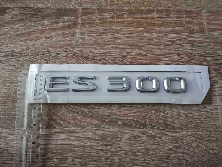 сребрист надпис Lexus ES 300