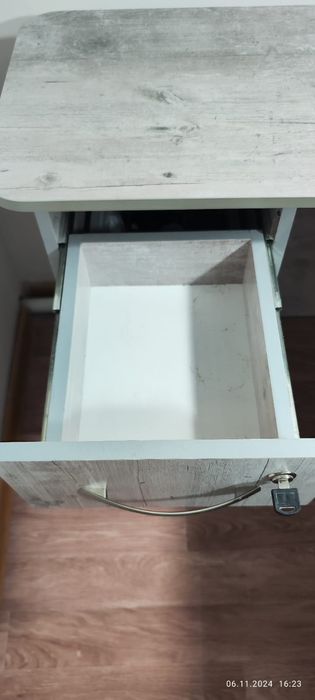 Продам маникюрный стол