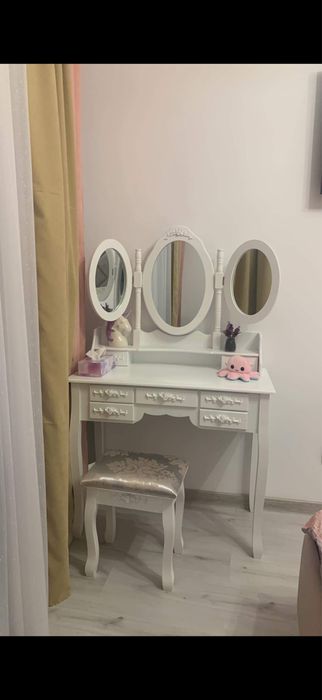 Masuta make-up, masuta de toaleta