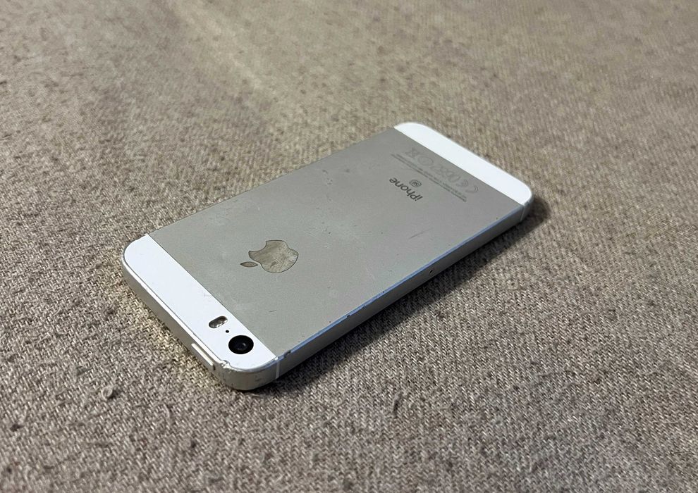 iPhone SE 16GB Silver, functioneaza dar este blocat cu parola