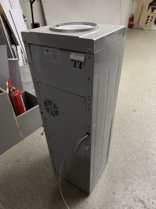 Диспенсер / кулер для воды напольный