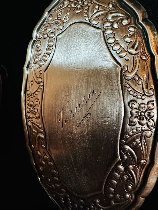 Piaptan cu oglinda si cu tavita si cu o sticla de cristal