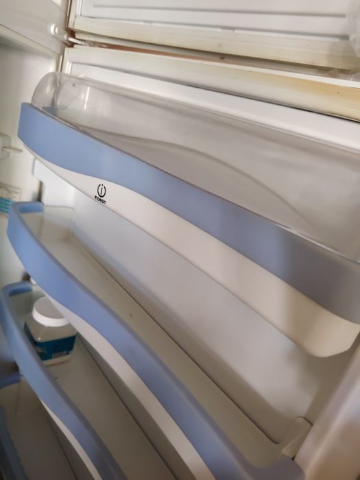Холодильник indesit