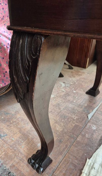Старинна маса с резбовани крака