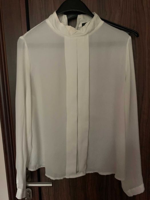 Бяла риза без деколте и закопчаване отзад с цип