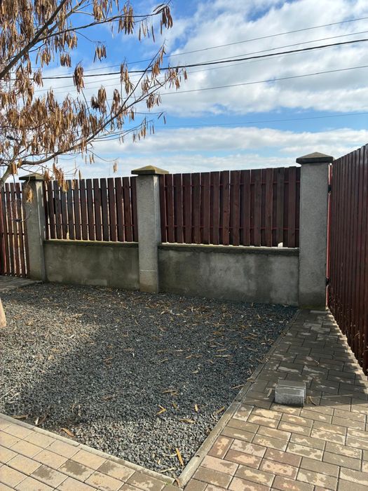 Vand poarta rama de fier si lemn