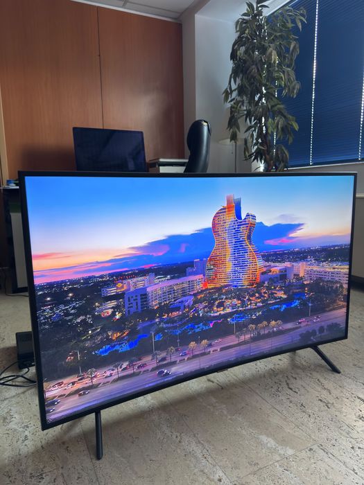 Televizor Samsung 4K diagonala 138 curbat