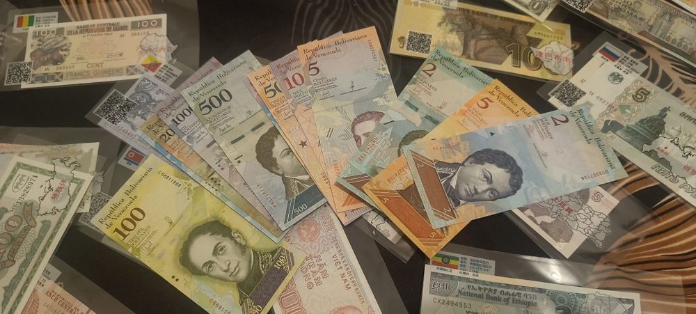 Lot 100 de bancnote din 50 de țări în folii