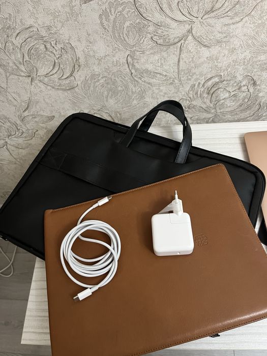 Продам срочно Macbook m1