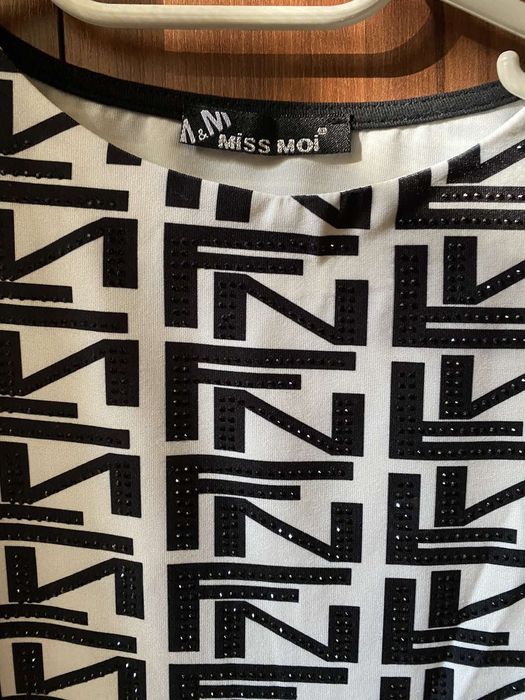 Дамска тениска с камъчета