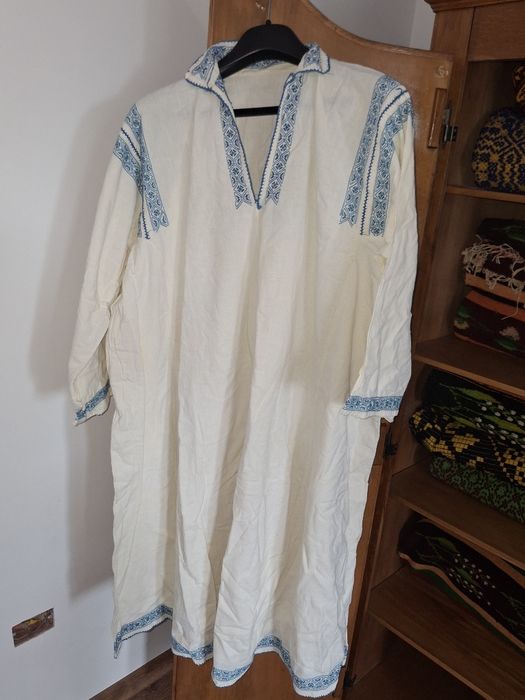 Vând cămăși vechi  din pânză cusute manual