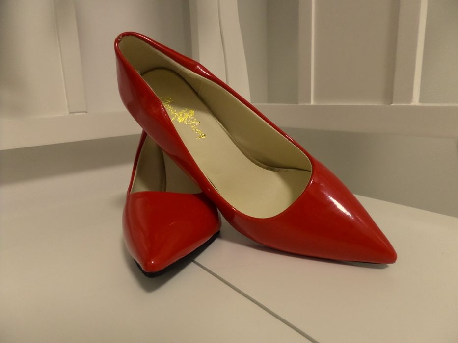 Обувки с висок ток