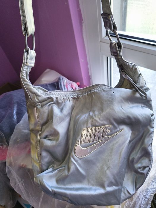 Чанти на  NIKE и H&M