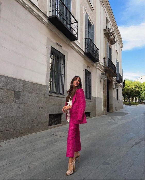 Дамски костюм