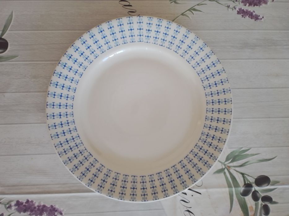 Порцеланови чинии няколко модела