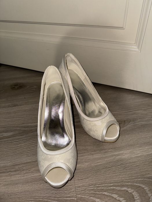 Новые туфли белые и бежевые