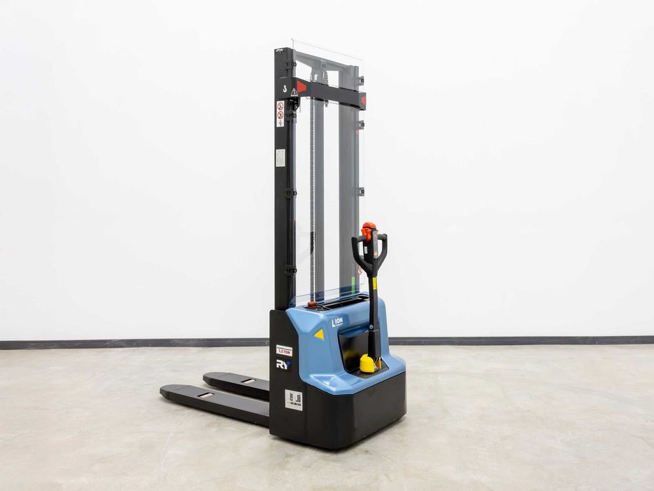 Штабелер электрический / Штаблер  Royal Forklift 1 200кг/ 3 600мм
