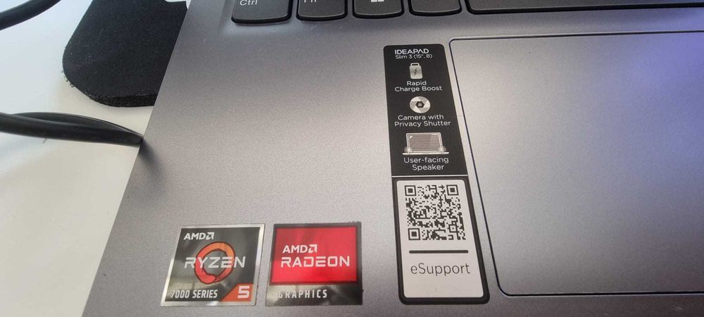 Lenovo IdeaPad Slim 3 - 15' (Ryzen 5 7520U) 8GB/256GB SSD – Всичко работи, нов Windows, счупен екран