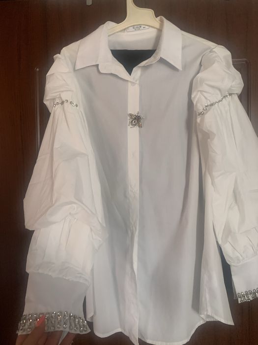 Нова бяла риза с брошка и камъни