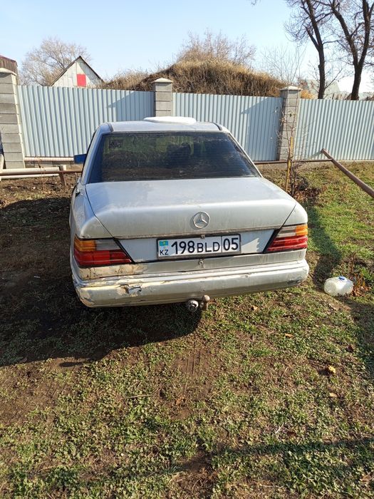 Мерседес 124 на ходу