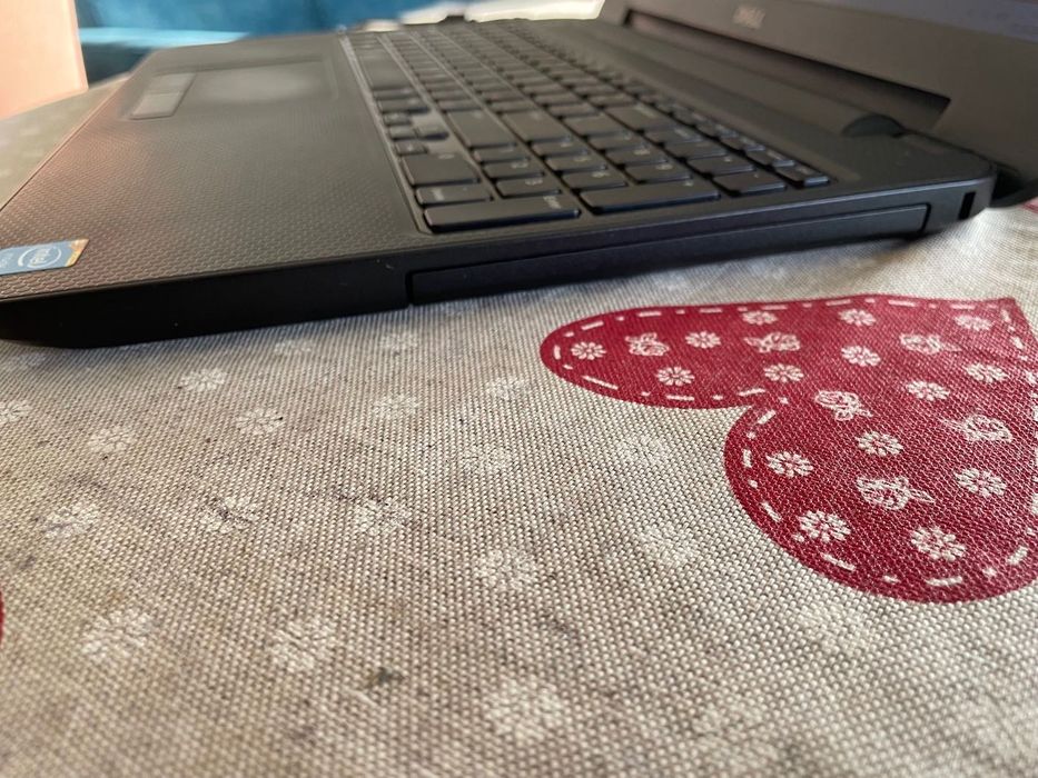 Лаптоп DELL Inspiron P28F005 за ремонт или за части