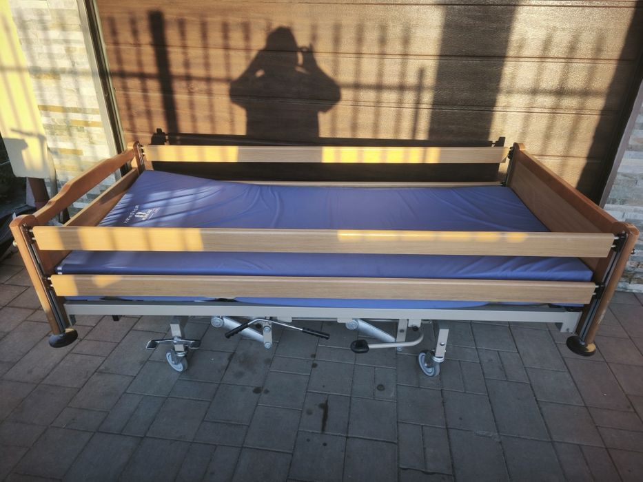 Vând pat medical hidraulic pentru îngrijirea bolnavilor.