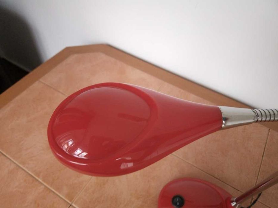 Lampă de birou roșie cu LED, braț flexibil (design modern italian)