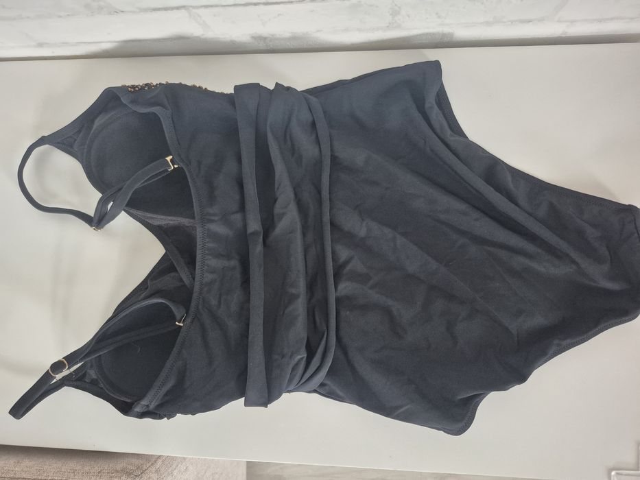 Стегнат цял бански класически модел