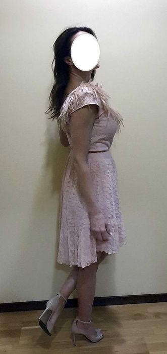 Rochie dantela cu pene de strut