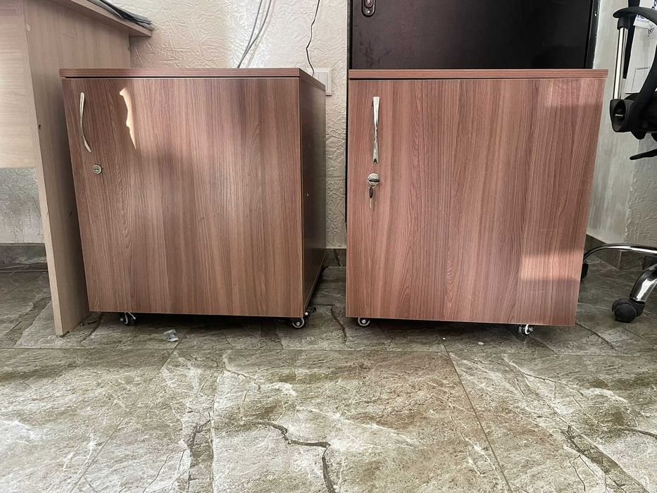 Продаю столы и тумбочки