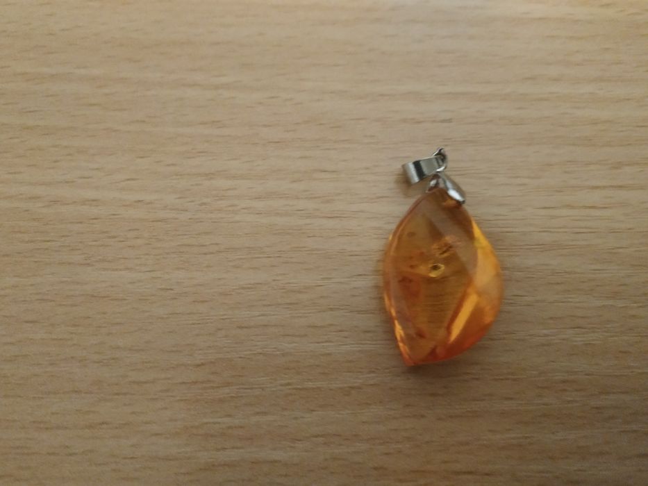 Продаю янтарный кулон.