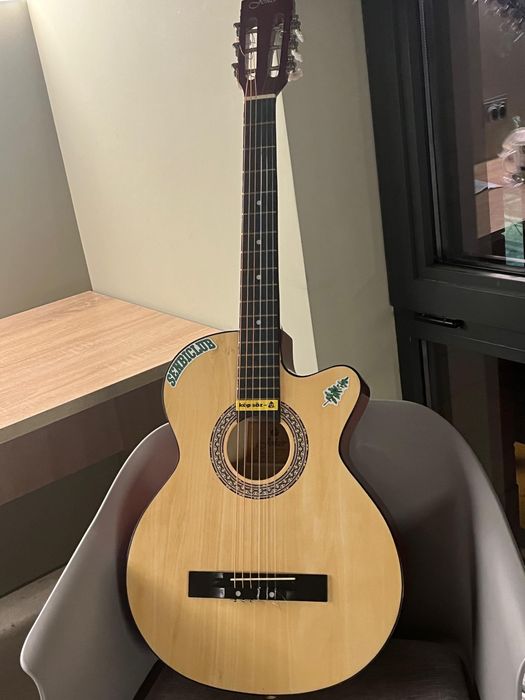 акустичекая гитара в отличном состоянии
