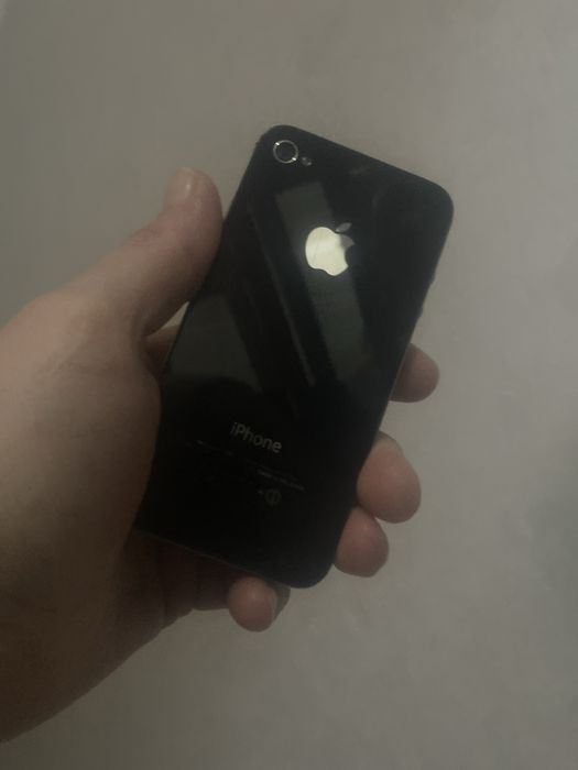 Продам телефон Айфон 4