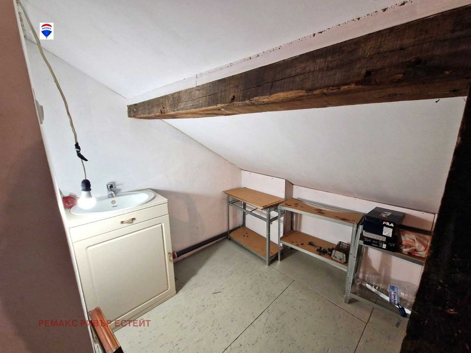 Втори етаж от къща за продажба кв. Родина 2