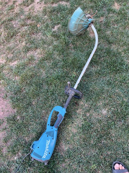 Masină de tuns iarbă electrică Makita