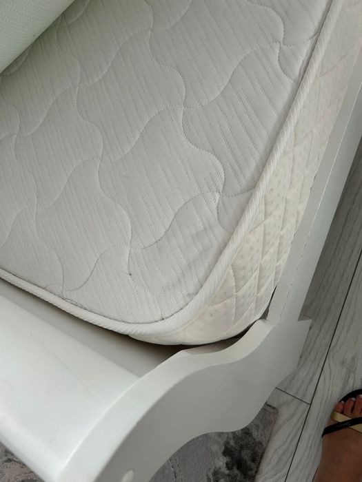 Vând pat+ saltea+ doua noptiere