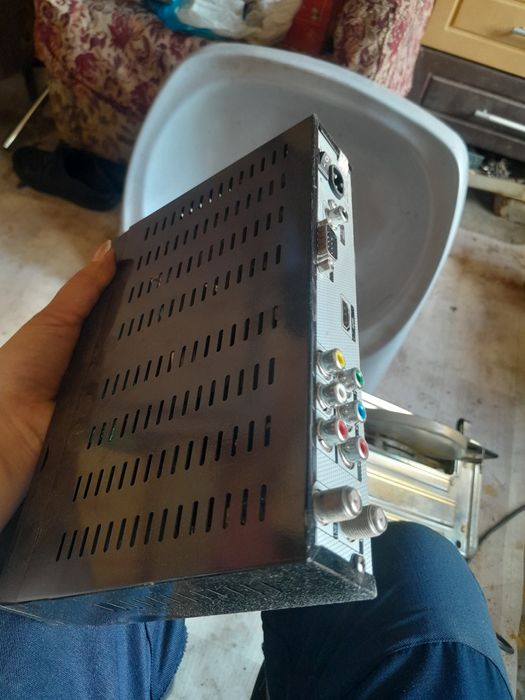 Умывальник с туалетный унитазом  и тюннер продается