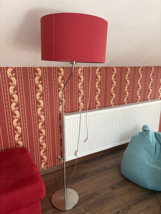Lampa cu picior cu abajur rosu