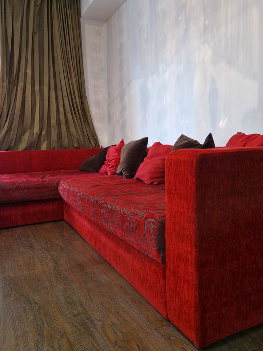 Canapea sufragerie rosie