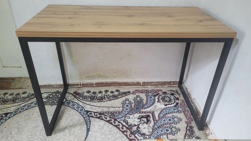 Современный компьютерный-письменный стол в минималистичном стиле