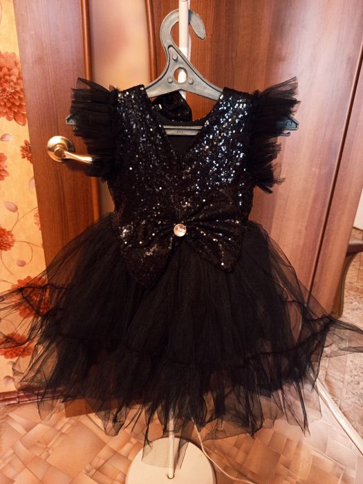 Платье нарядное на девочку 3-4 года