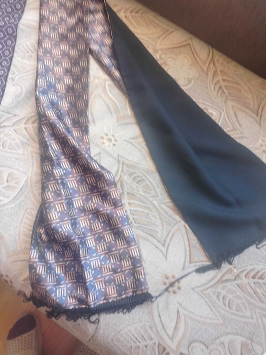 Елегантни мъжки копринени шалове