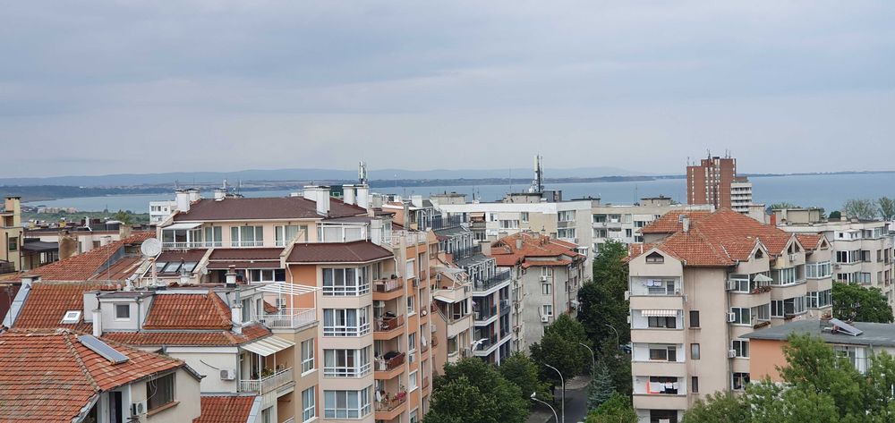 Продавам тристаен апартамент с к/с Лазур с уникална панорама