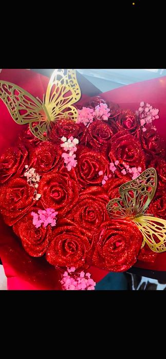 Buchet din trandafiri de satin realizați manual