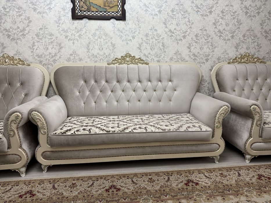 Диван с двумя креслами